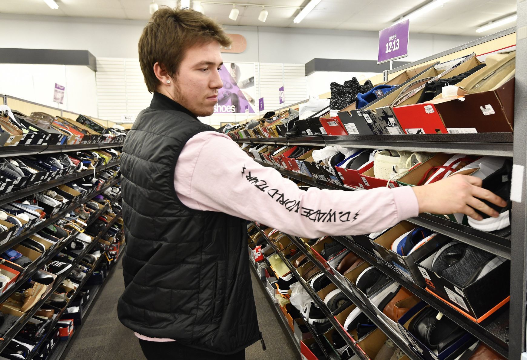 Metro East shoppers hunt for bargains on Thanksgiving day